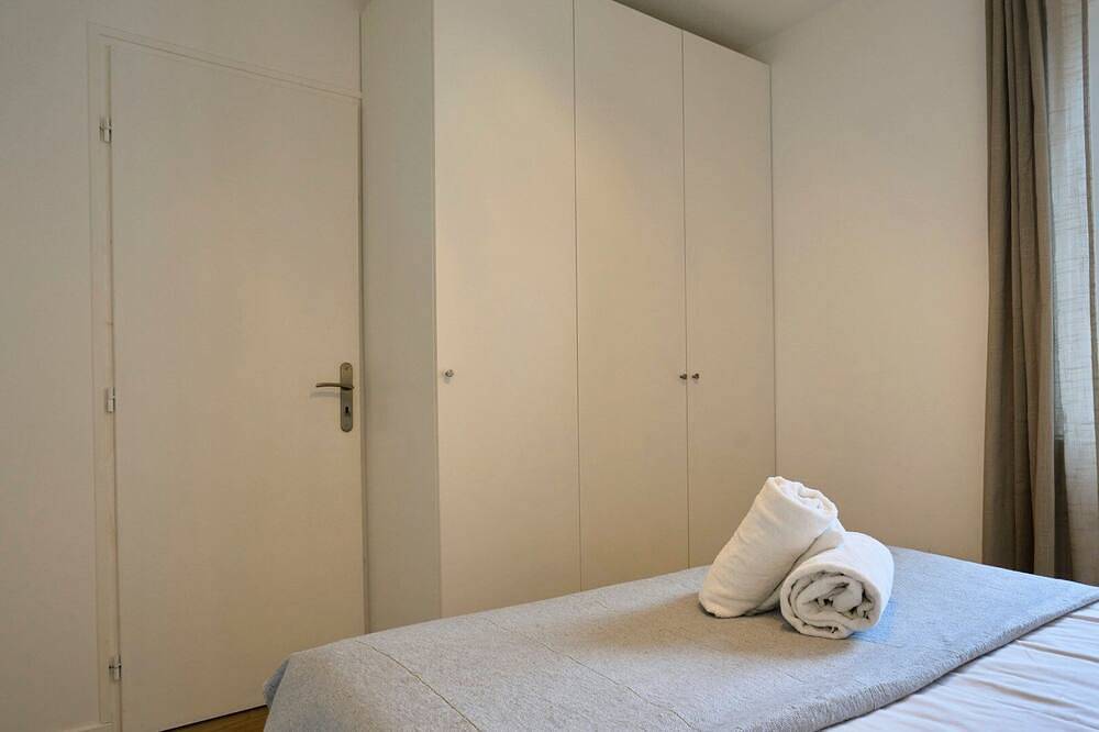 Entire apartment, 2 bedroom apartment w/ courtyard at Croisé Laroche in Marcq-en-Barœul, Lille region