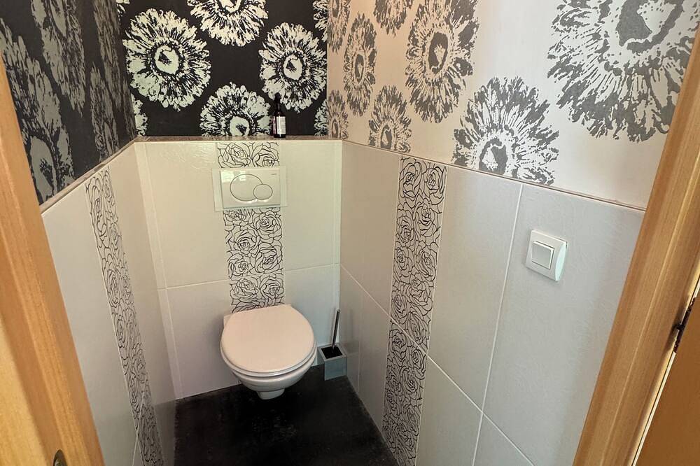 Nice cottage in the heart of the forest with direct access to Dinan harbor. in Dinan, Dinan region