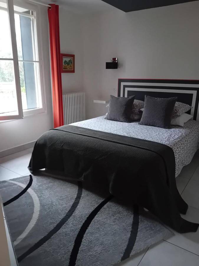 King Room with Garden View in Provins, Seine-et-Marne