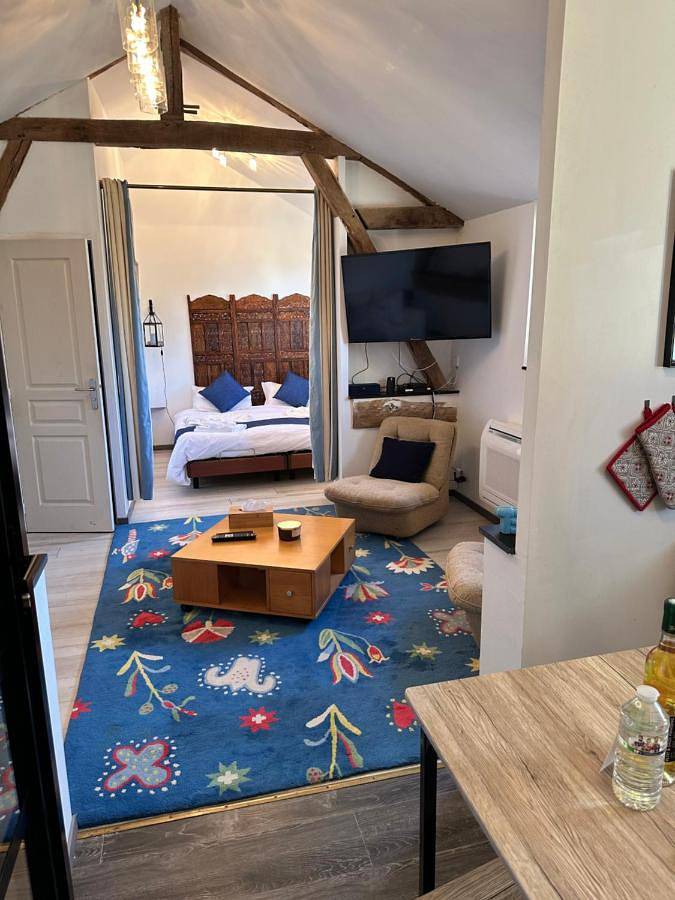 Gîte pour 4 personnes, avec Terrasse ainsi que Jardin et Piscine à Castelnau-Rivière-Basse