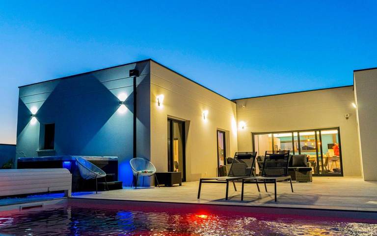 Location de vacances pour 7 personnes, avec Terrasse et Jardin ainsi que Piscine et Vue à Ayguemorte-les-Graves