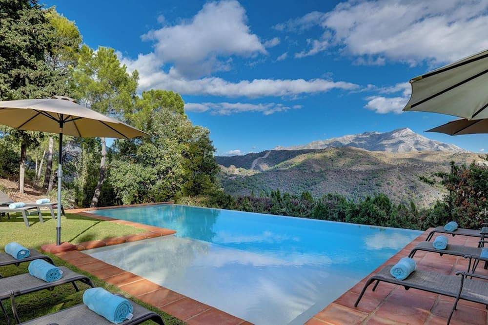 Homerez - Paradisiacal Villa in Benahavís with Jacuzzi and Private Pool in El Madronal, Benahavís