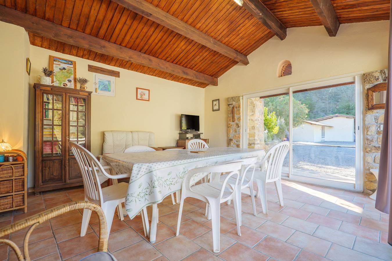Gîte de la Troulière : Vue sur le lac, terrasse privée et jardin privatif in Banne, Parc national des Cévennes