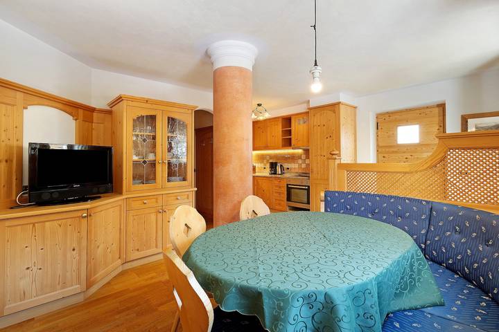 Hel lejlighed, Apartment "Ciasa Mirio Armentara" with Mountain View, Wi-Fi & Garden in Rumestluns, Wengen (Italien)