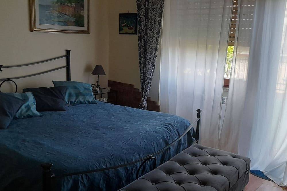 Bed and Breakfast 'Sapore Da Mare' with Private Terrace, Wi-Fi and Air Conditioning in Ostia, Rome