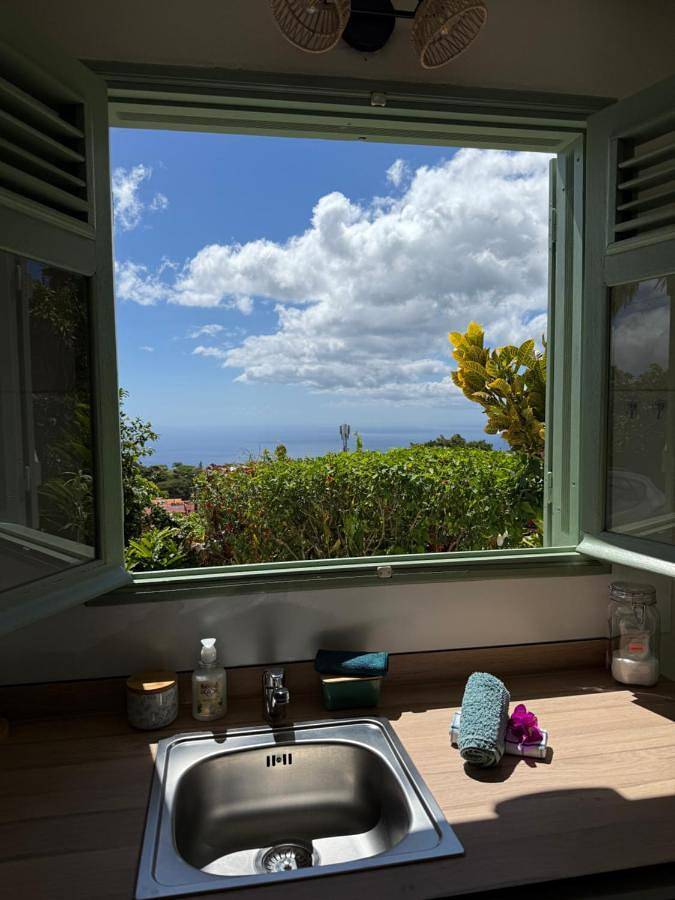 Location de vacances pour 3 personnes, avec vue ainsi que jardin et terrasse dans La Soufrière - 2