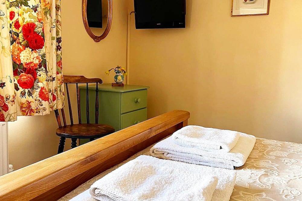 Cosy Carpenters Cottage Holt. Quiet & Secluded, parking, piano. Nt properties in Holt, Norfolk Coast