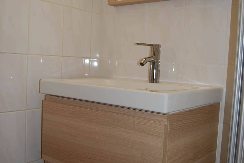 Appartement entier, Appartement agréable à deux pas du plan d'eau pour 3 personnes in Embrun, Parc national des Écrins