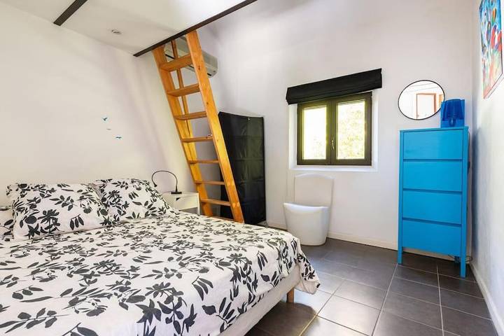 Gîte pour 2 personnes, avec vue ainsi que piscine et jardin, animaux acceptés à La Bouilladisse - 3
