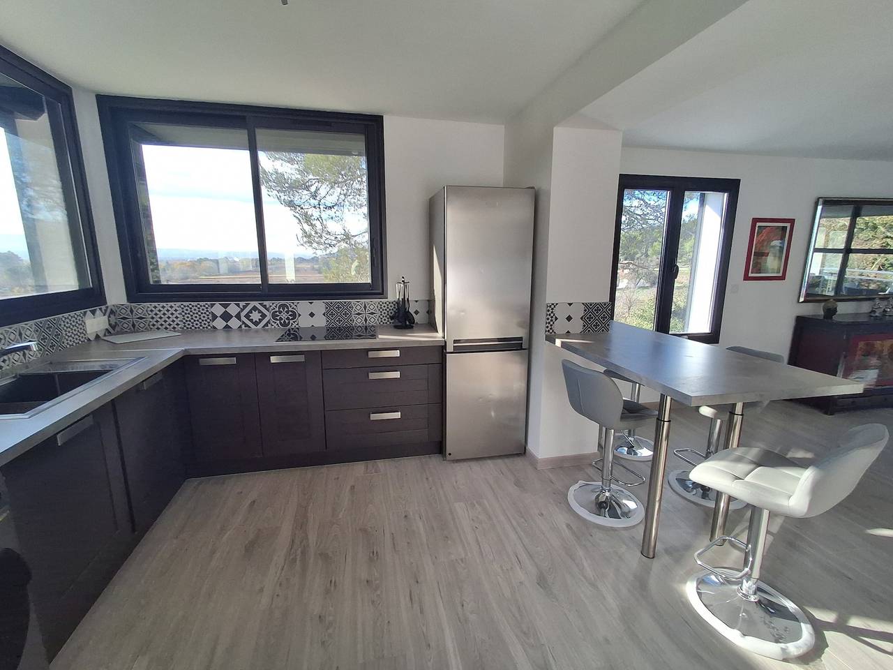 Appartement entier, Haut De Villa Vue Sainte Victoire avec vue montagne, terrasse partagée et Wi-Fi in Rousset, Région d'Aix-en-Provence