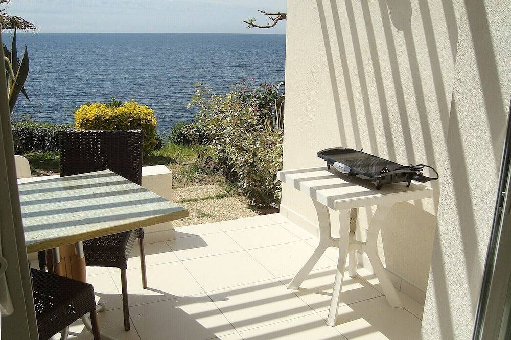 Appartement entier, Studio N°3 à Tiuccia, les pieds dans l'eau, climatisé, wifi in Tiuccia, Casaglione