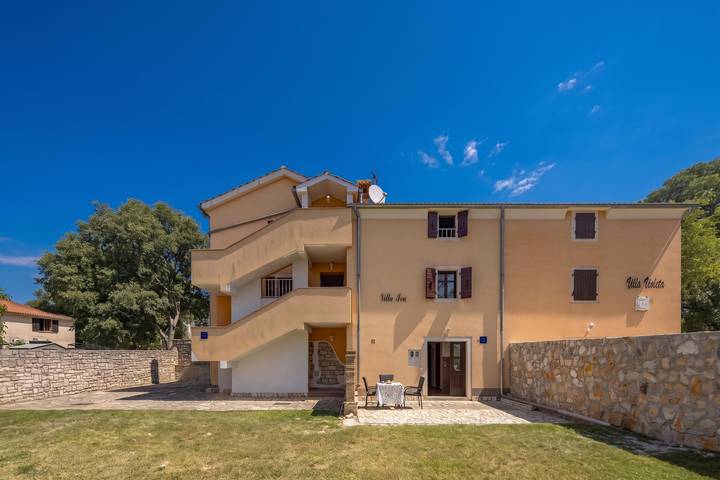Appartement de vacances pour 4 personnes, avec Terrasse et Bassin pour enfant à Bale (Croatie)