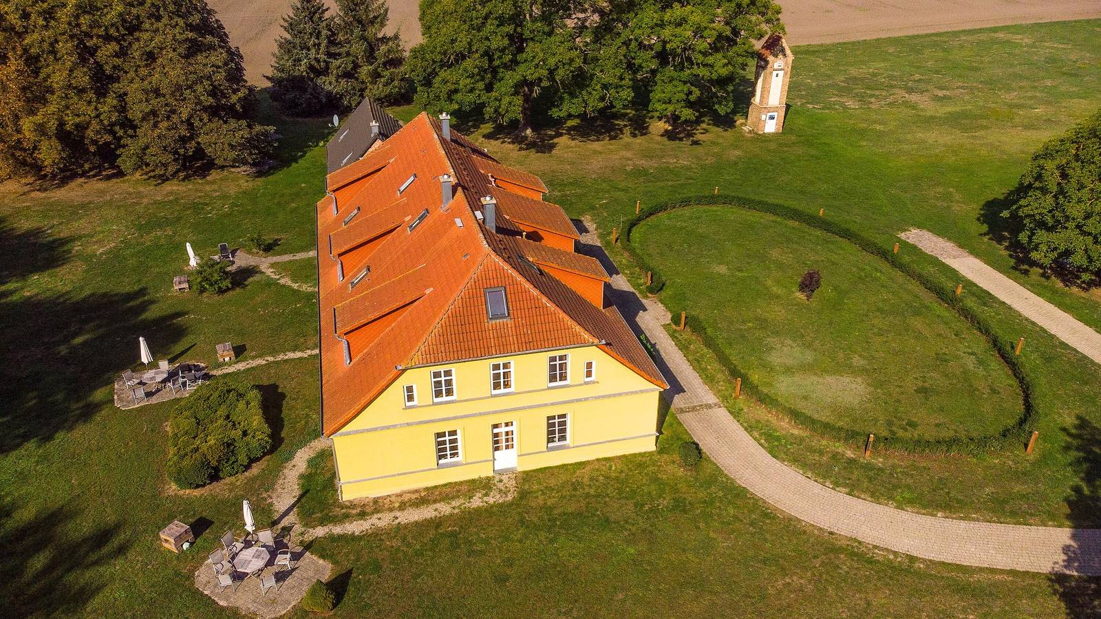 Ganze Wohnung, Ferienwohnung 'Gut Rattelvitz - Parterre Ost' mit Meerblick, privater Terrasse und Wlan in Gingst, Rügen