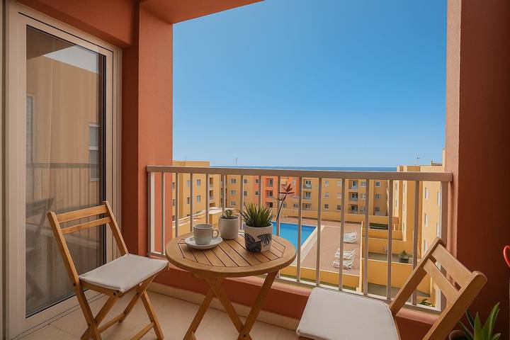 Apartamento entero, Vacaciones 'Candelaria' con vistas al mar, piscina compartida y Wi-Fi in Las Caletillas, Candelaria