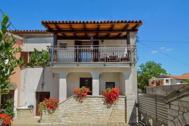 Ferienhaus für 5 Personen, mit Garten und Pool sowie Balkon, mit Haustier
