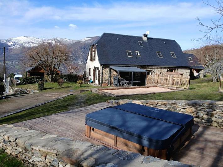 Location de vacances pour 20 personnes, avec Jacuzzi et Terrasse ainsi que Jardin et Vue à Saint-Pastous