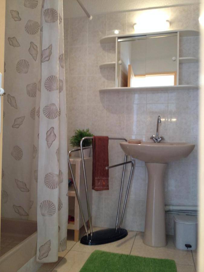 Appartement entier, Bel appartement, terrasse plein sud, Vieux Village in Roquebrun, Région de Béziers