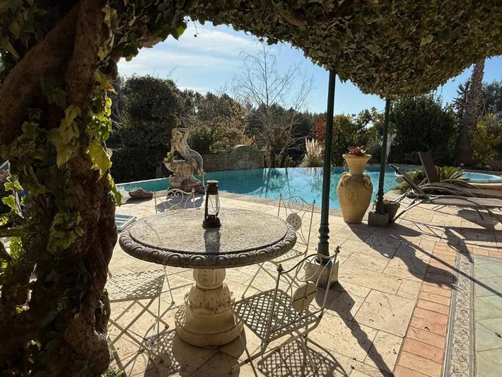 Appartement de vacances pour 4 personnes, avec terrasse et piscine ainsi que vue et jardin