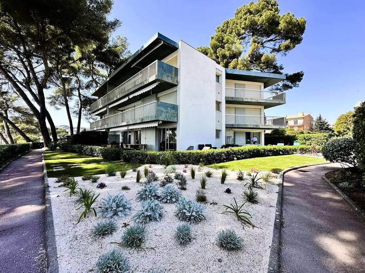 Ganze Wohnung, Klimatisiertes Apartment für 4 Personen mit Meerblick und Privatstrand in Carqueiranne in Carqueiranne, Parc national Port-Cros