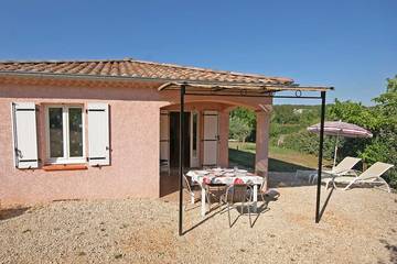 Gîte pour 4 personnes, avec piscine ainsi que jardin et terrasse à Berrias-et-Casteljau