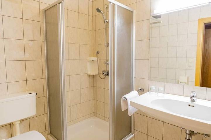 Vierbettzimmer, Dusche, Wc, Balkon - Gasthof Kirchenwirt in Innviertel