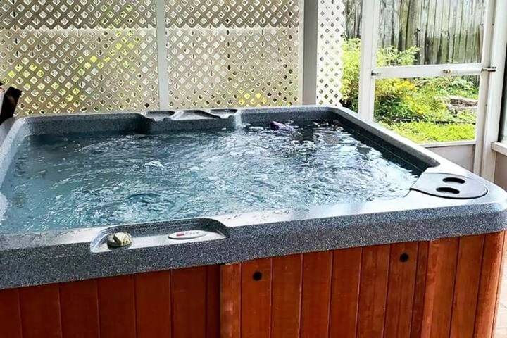 Bungalow für 8 Personen, mit Garten und Whirlpool sowie Pool in Tampa