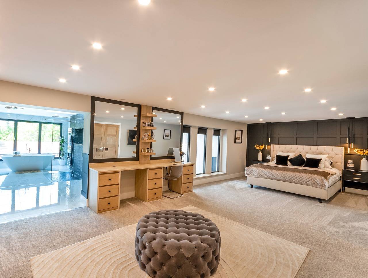 5 Bed Villa-Sleeps 10-Hot Tub-Bar & Pool table in South Yorkshire