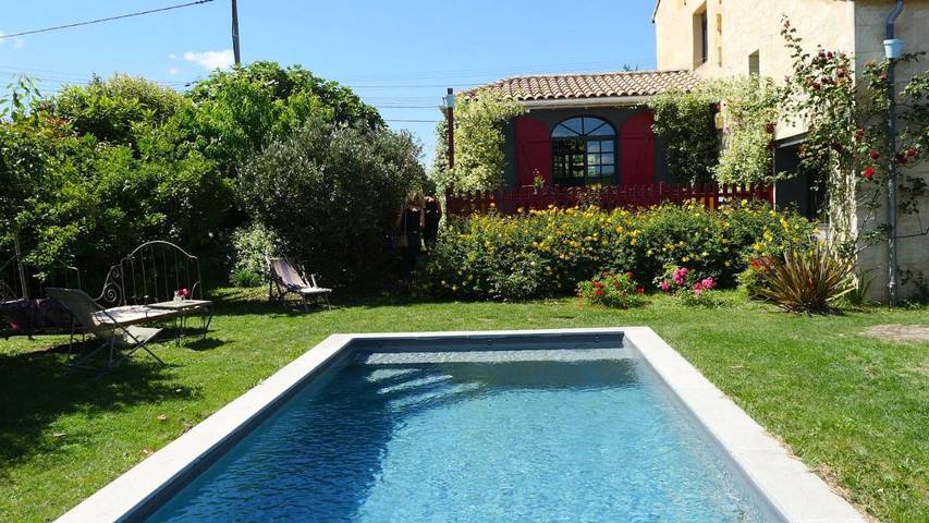 Gîte pour 4 personnes, avec piscine ainsi que jardin et vue à Prignac-et-Marcamps