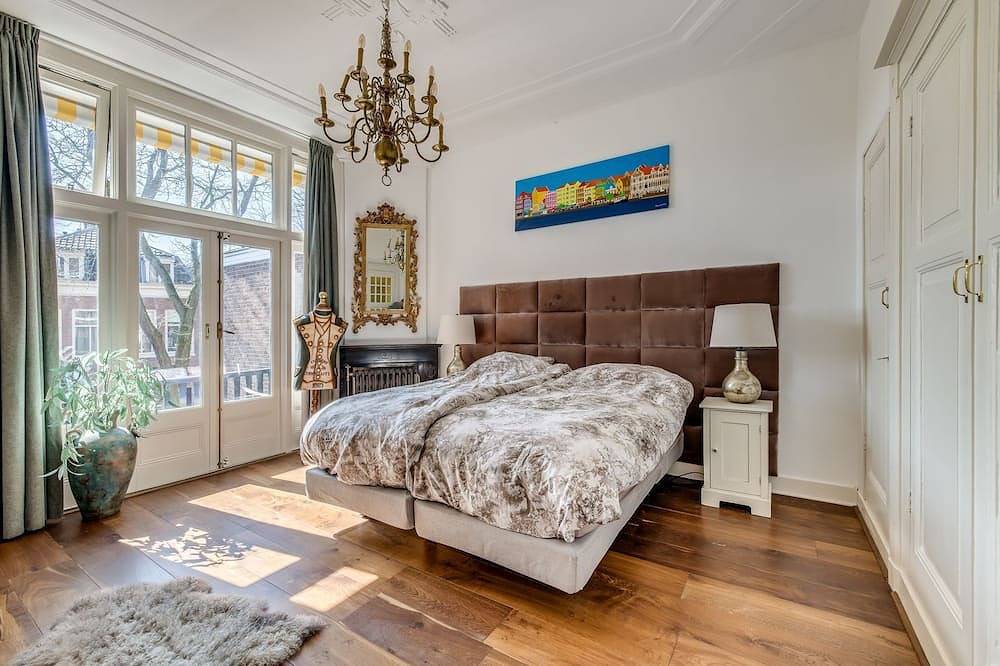 Spacious authentic townhouse next to the beautiful Wilhelminapark in Utrecht in Utrecht, Bestuur Regio Utrecht