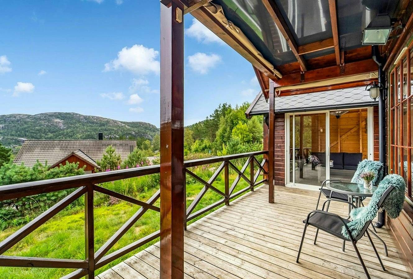 Hütte mit Außenwhirlpool und Bach in Krågeland in Kvinesdal