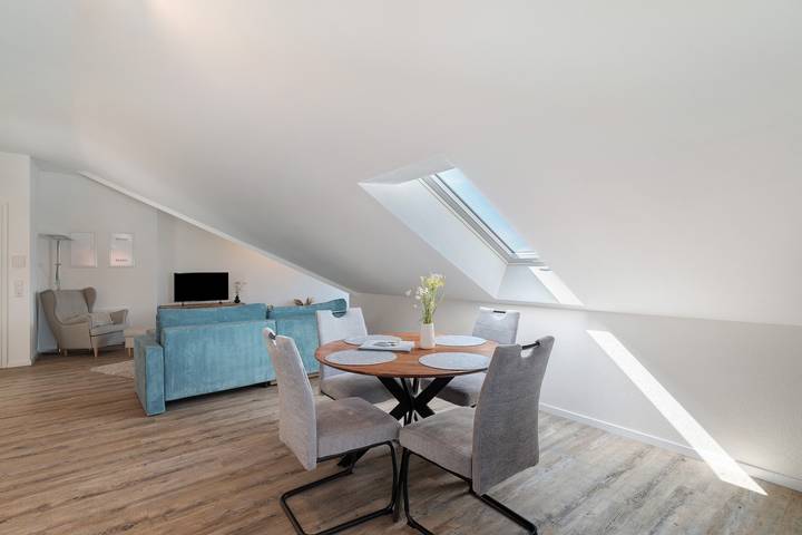 Apartamento entero, Apartamento 'Neubau Ferienwohnung Kleine Auszeit' con vistas a la montaña, balcón y Wi-Fi in Sinzheim, Northern Black Forest