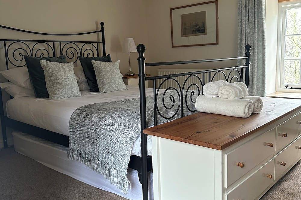 Cosy but spacious Peak District cottage, close to Chatsworth House. in Baslow and Bubnell, Derbyshire