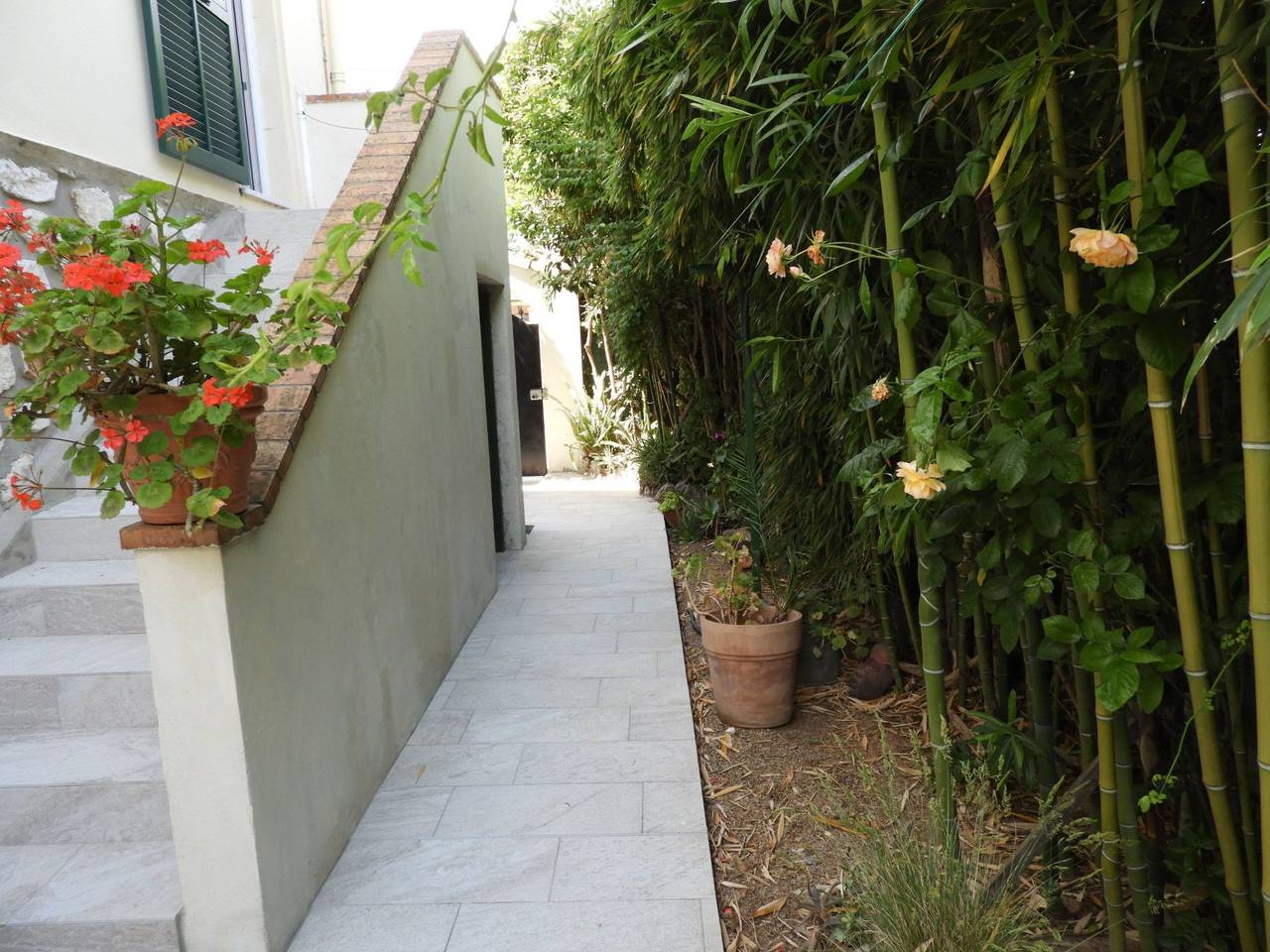 Appartement entier, Wohnung "Les roses" auf einem eingemauerten Grundstück in Saint-Laurent-du-Var, Côte méditerranéenne (France)