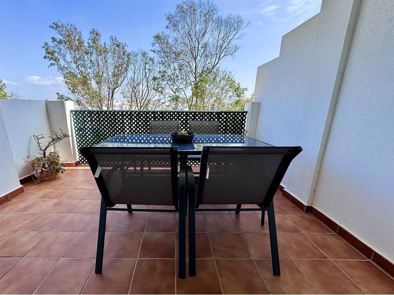 Apartamento vacacional entero, Apartamento amplio con terraza y piscina comunitaria muy cerca de la playa. in Conil de la Frontera, Costa de la Luz