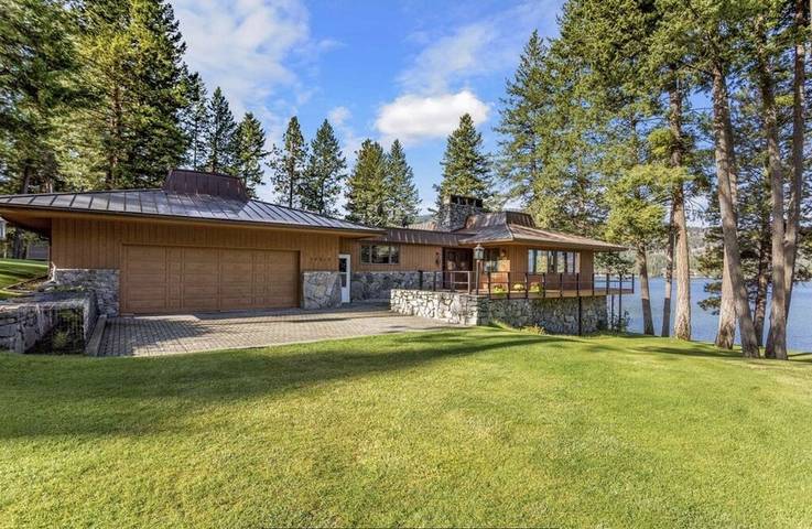 Vacation house for 14 people, with yard in Flathead Lake