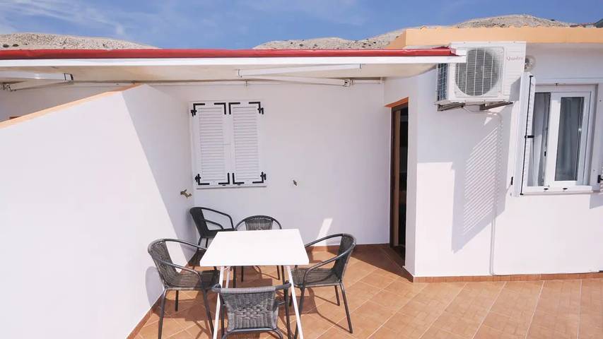 Gîte pour 4 personnes, avec terrasse à Novalja