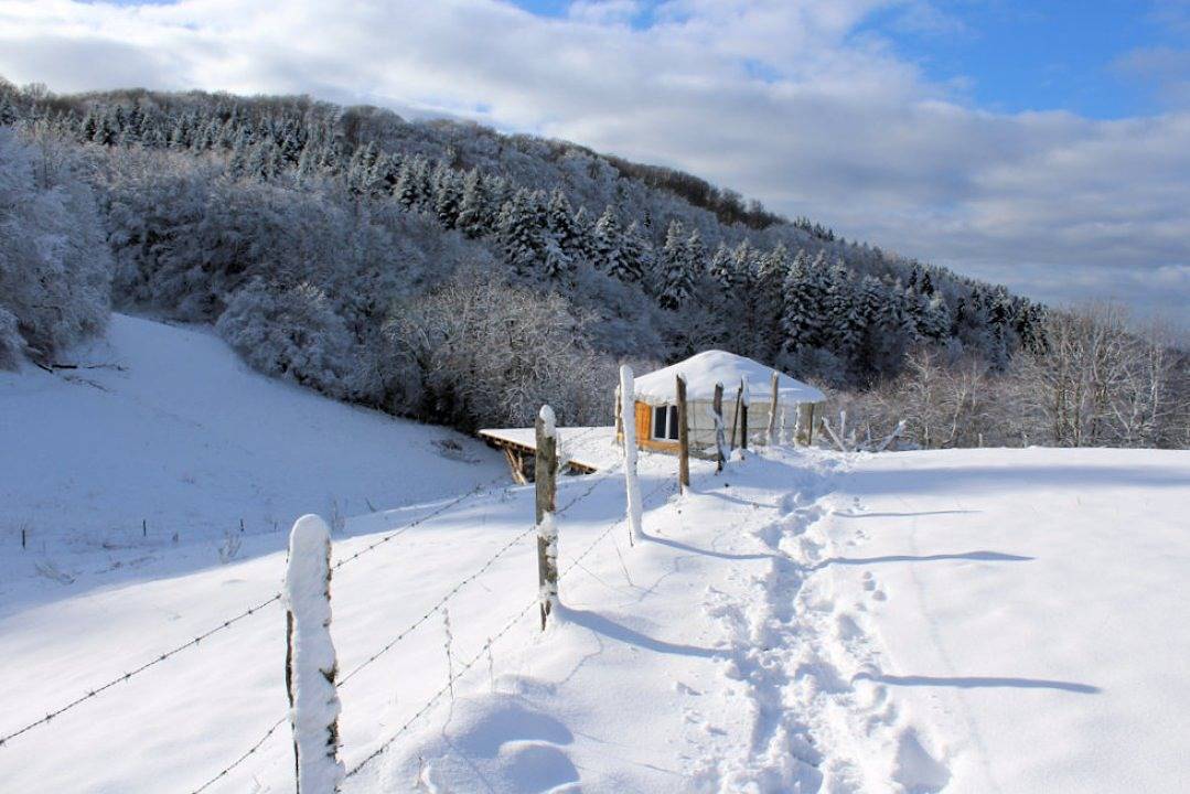 Yourte de charme 2 à 7 personnes in Saint-Sauves-d'Auvergne, Parc naturel régional des Volcans d'Auvergne