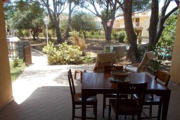 Location de vacances pour 5 personnes, avec balcon et jardin à Porto Pino