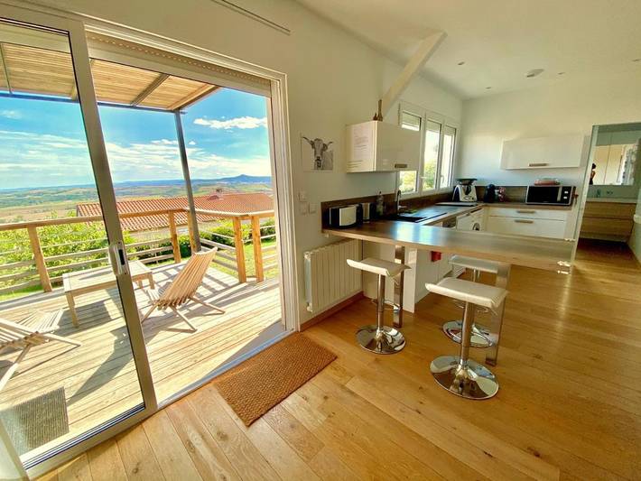 Gîte pour 3 personnes, avec piscine et vue ainsi que jardin et sauna, animaux acceptés à Le Broc (Puy-de-Dôme)