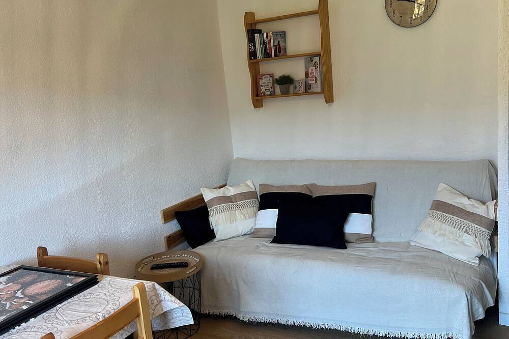 Apartamento entero, 4-person studio with mountain view. Pets welcome. in Lélex, Parc naturel régional du Haut-Jura