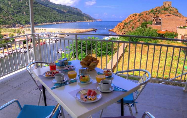 Hôtel pour 3 personnes, avec vue ainsi que jardin et piscine - 1