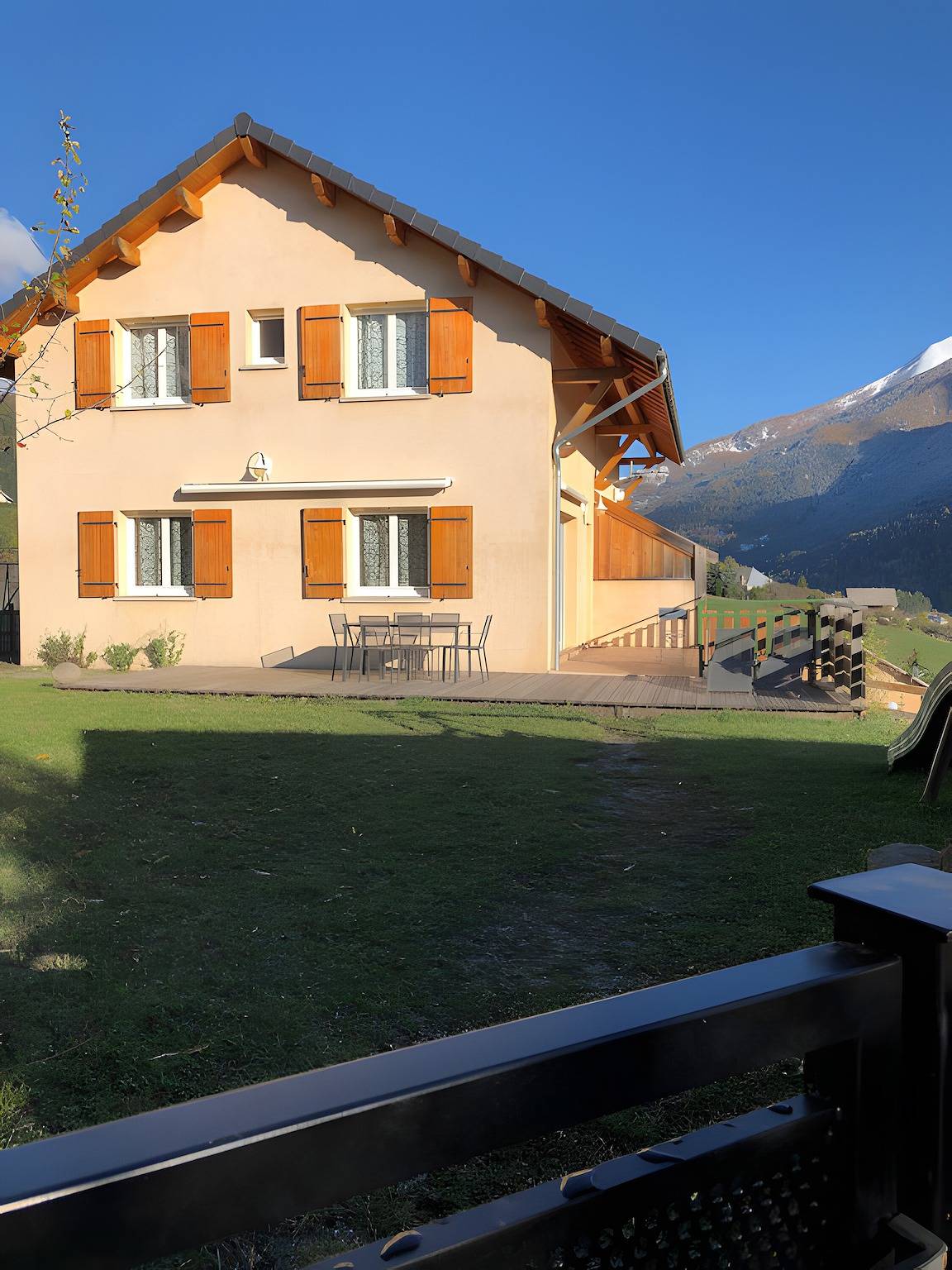Casa de vacaciones 'Gentianes Bleues' con vistas a la montaña, terraza privada y jardín privado in Saint-Jean-Saint-Nicolas, Parque Nacional de los Ecrins