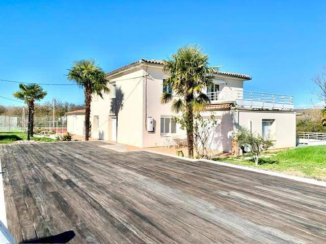 Location de vacances pour 12 personnes, avec piscine et balcon ainsi que vue et jardin dans Lias - 4