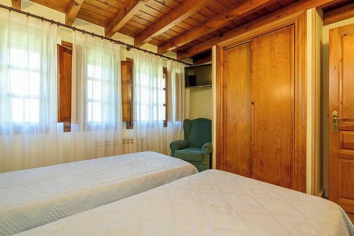 Ideal Para Descansar O Hacer Turismo Con La Familia Y Amigos. in Alles, Peñamellera Alta