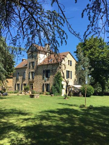 Maison d’hôte pour 2 personnes, avec vue ainsi que piscine et jardin, animaux acceptés à Sainte-Croix (Aveyron)