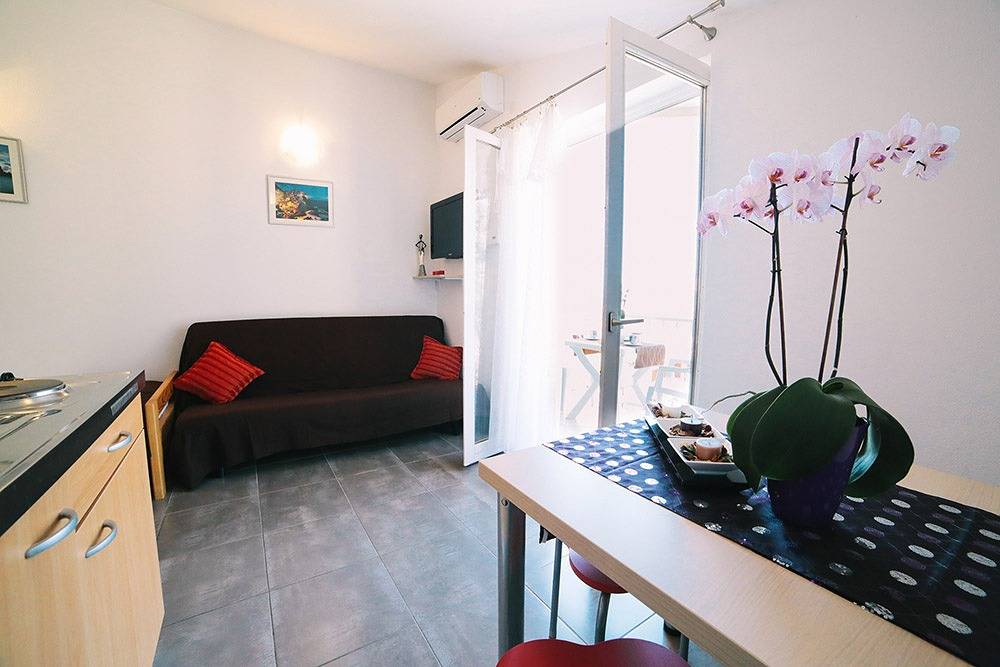 Ganze Wohnung, Ferienwohnung in Duće mit Meerblick, Balkon, Klimaanlage, W-Lan (4167-8) in Dugi Rat, Omis-Riviera