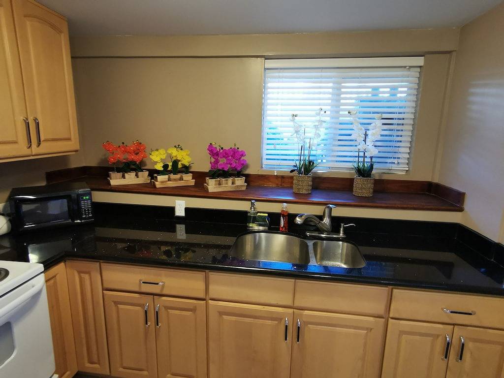 Perfect one bedroom in Central District close to Swedish Cherry Hill and Su in Seattle, Lake Washington