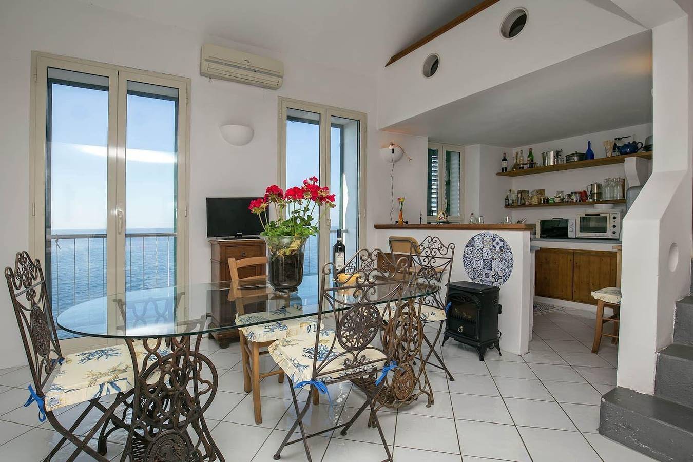 Villa auf einer natürlichen Klippe mit Blick auf das Meer, nur wenige Schritte vom Strand entfernt in Furore, Amalfiküste
