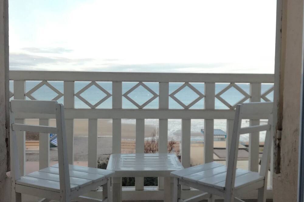 Entire apartment, Sea view in Luc-sur-Mer, Caen region
