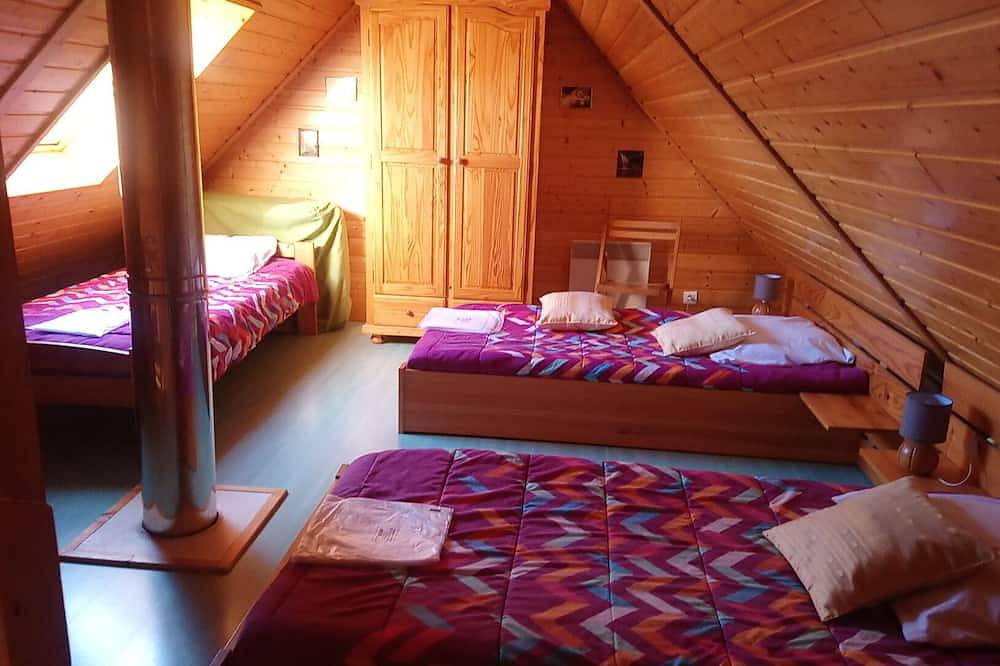 Chalet 3 chambres, 7 personnes, très grand terrain, calme et verdure. in Chapdes-Beaufort, Parc naturel régional des Volcans d'Auvergne